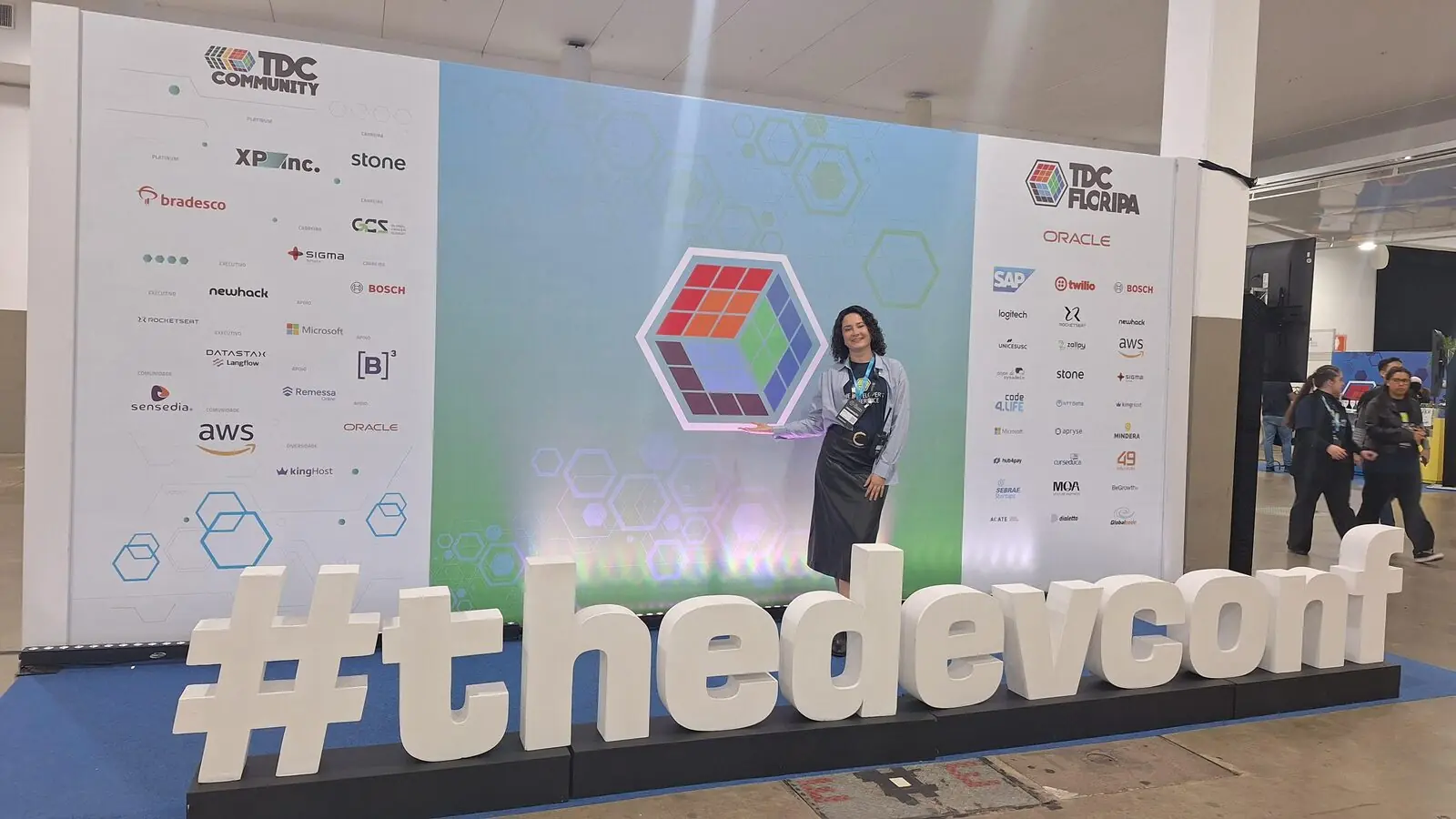 Letreiro #thedevconf montado na entrada do TDC Floripa