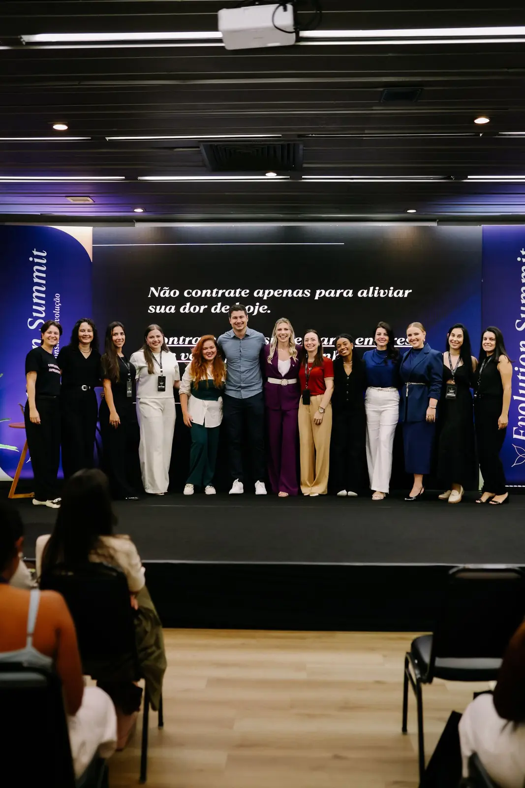 Palco do Evolution Summit com plateia acompanhando