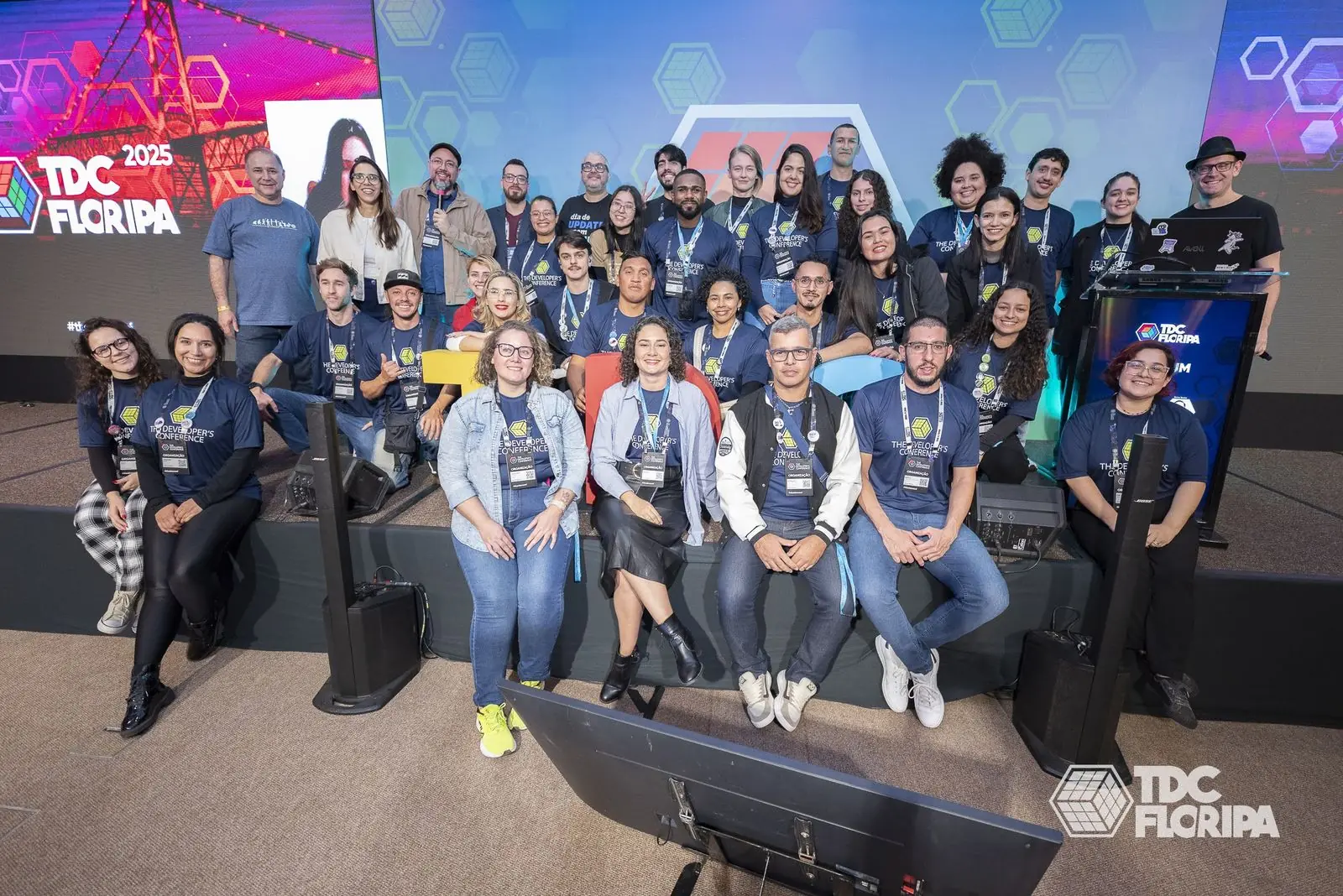 Equipe reunida no palco do TDC Floripa