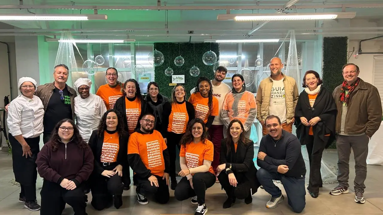 Grupo de colaboradores reunido em atividade de integração de equipe