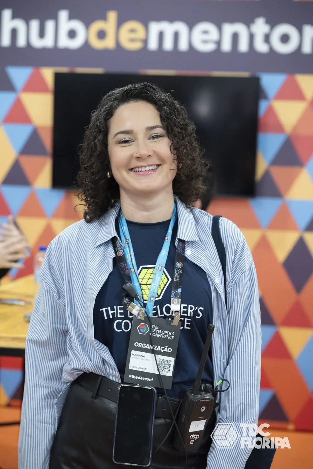 Mentora recebendo participantes no espaço Hub de Mentores