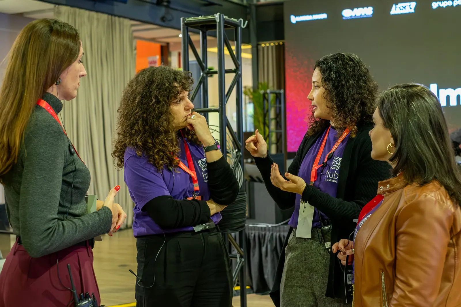Convidadas conversando durante evento de networking
