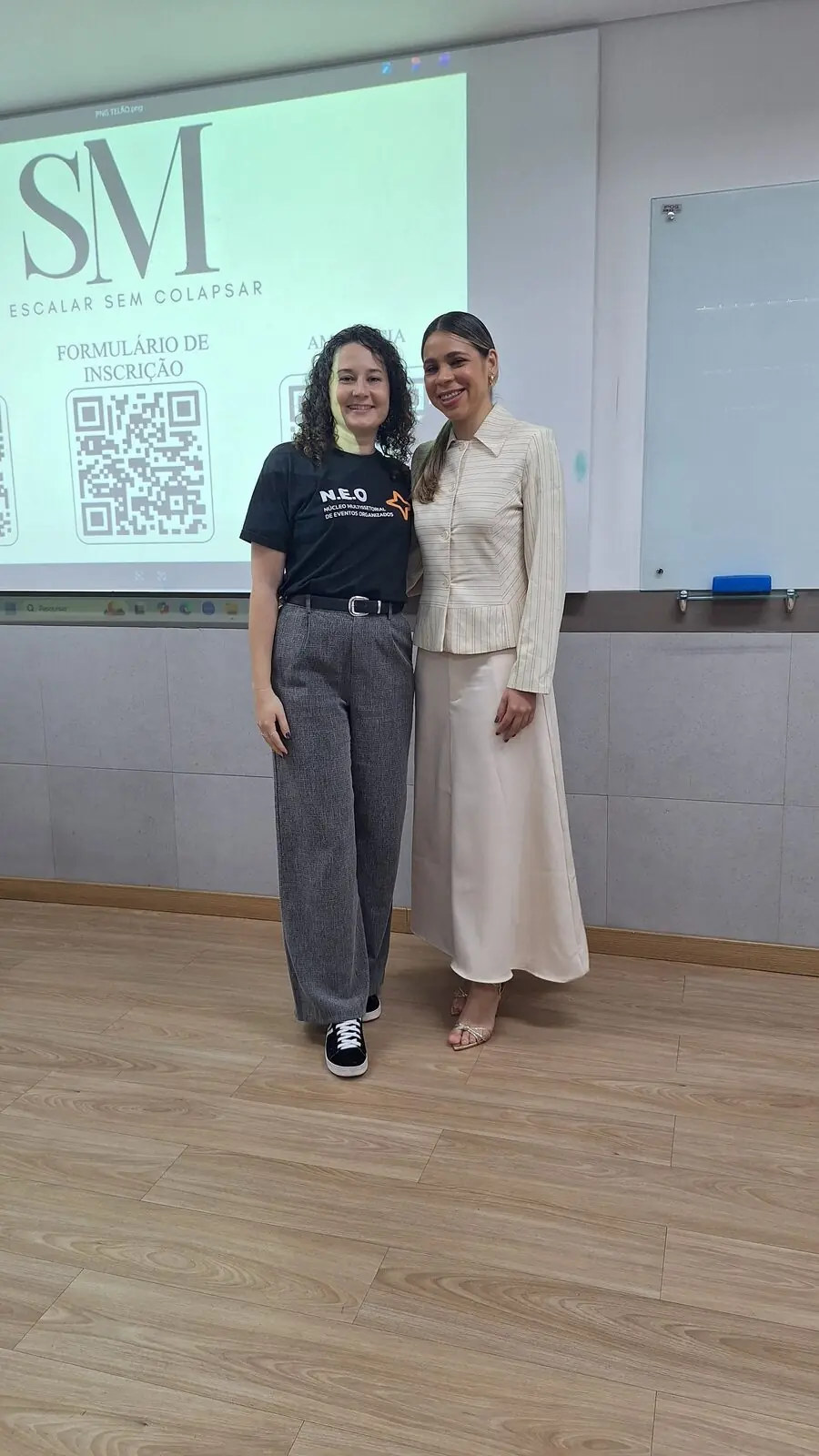 Apresentação em evento corporativo com slide projetado